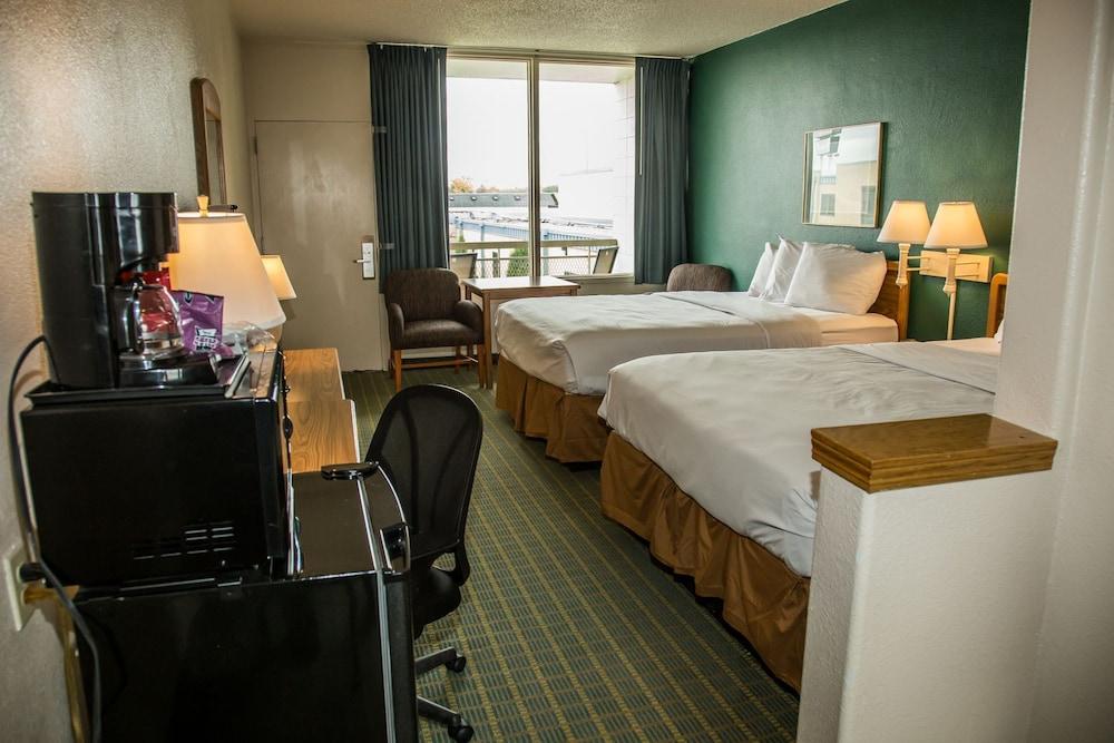 Baymont By Wyndham Fargo Hotel Екстериор снимка