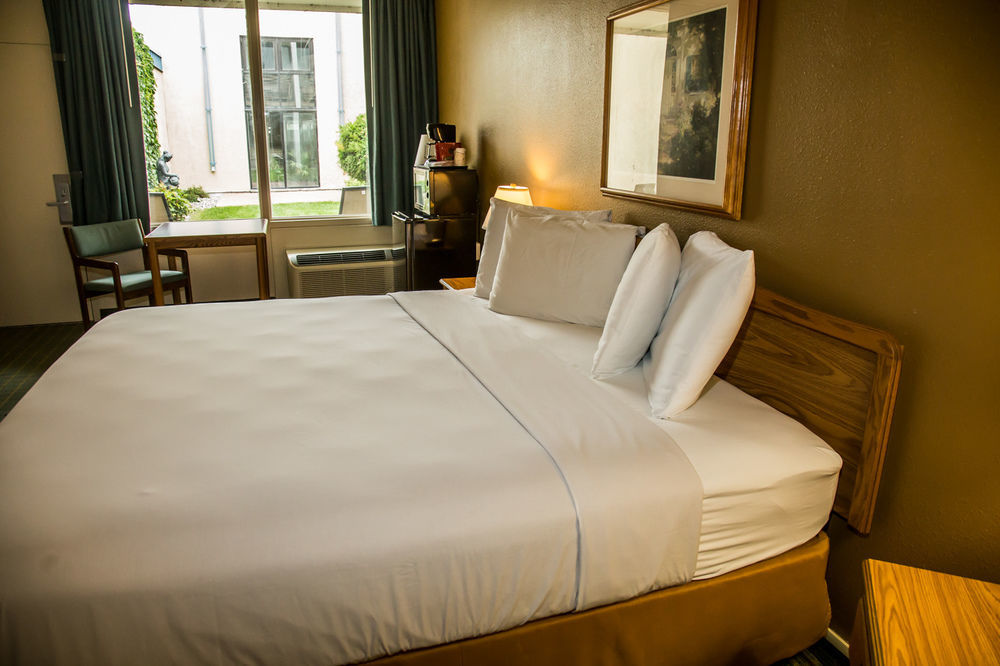 Baymont By Wyndham Fargo Hotel Екстериор снимка