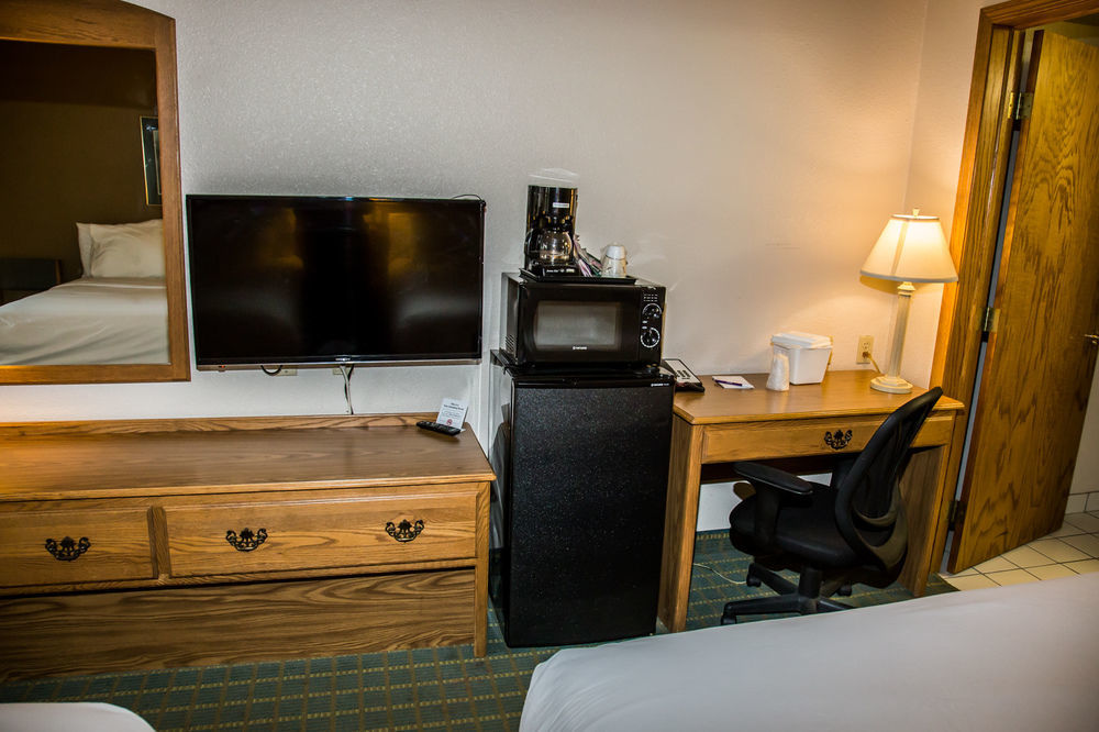 Baymont By Wyndham Fargo Hotel Екстериор снимка