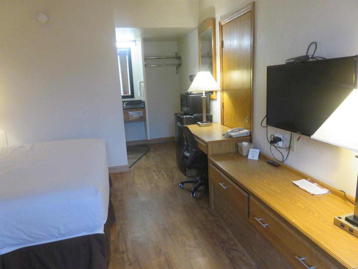Baymont By Wyndham Fargo Hotel Екстериор снимка