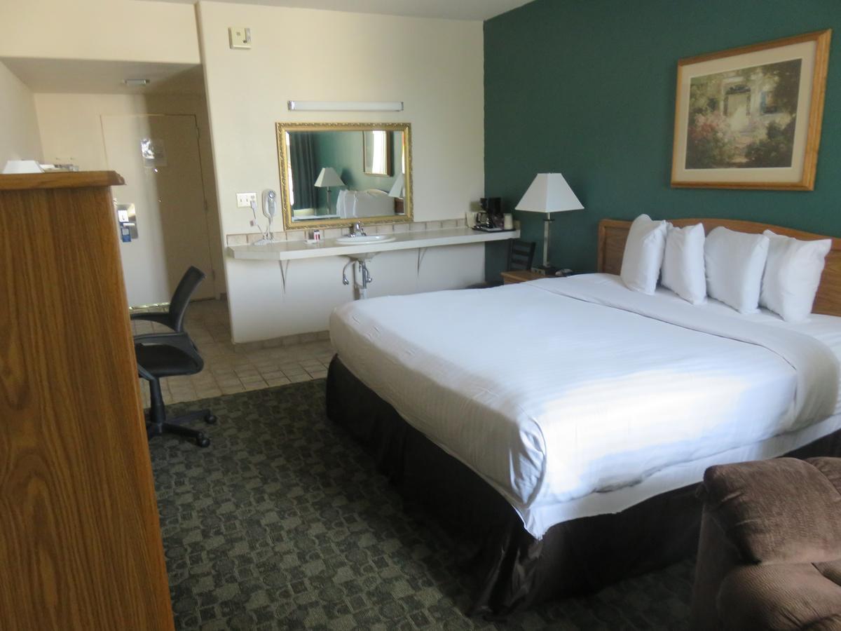 Baymont By Wyndham Fargo Hotel Екстериор снимка