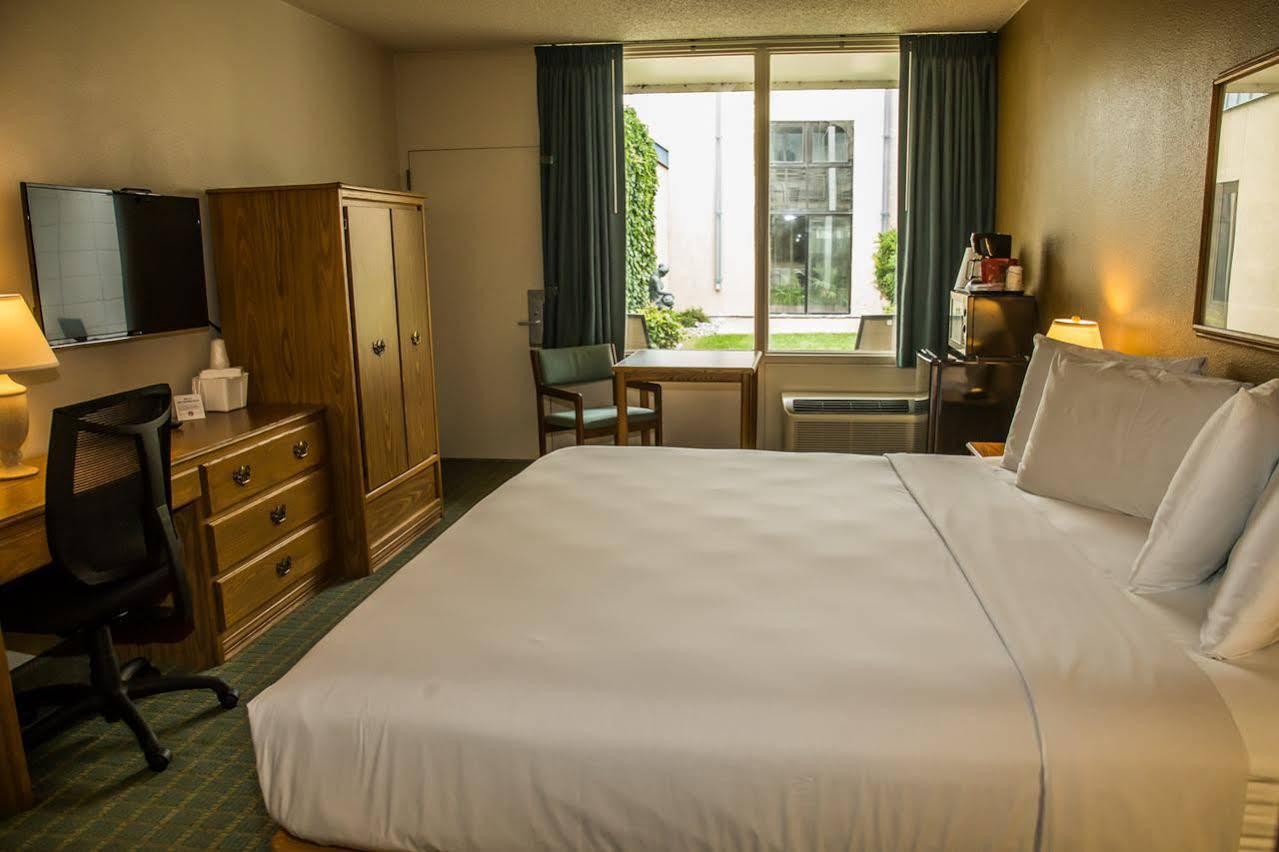 Baymont By Wyndham Fargo Hotel Екстериор снимка