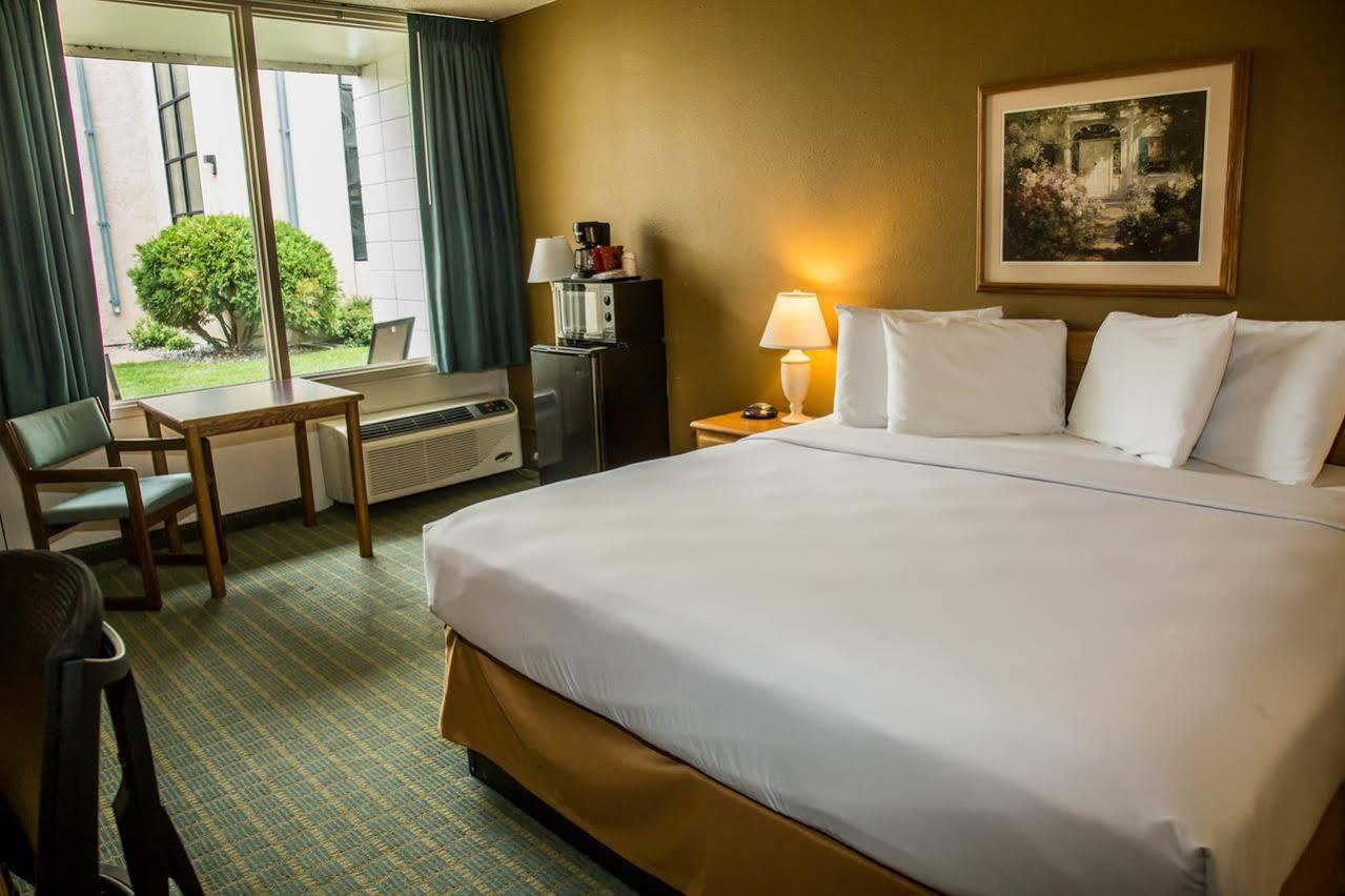 Baymont By Wyndham Fargo Hotel Екстериор снимка