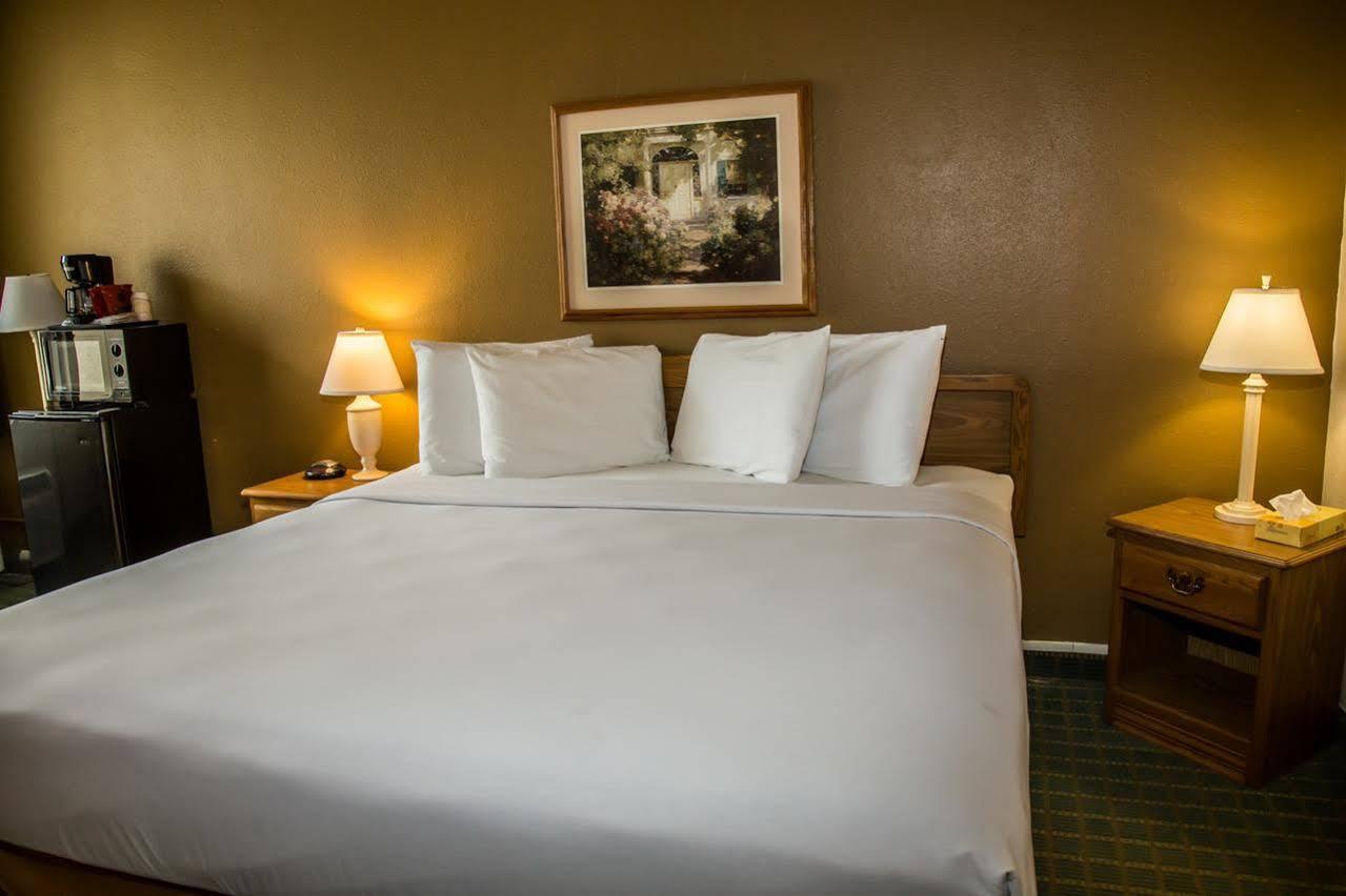 Baymont By Wyndham Fargo Hotel Екстериор снимка