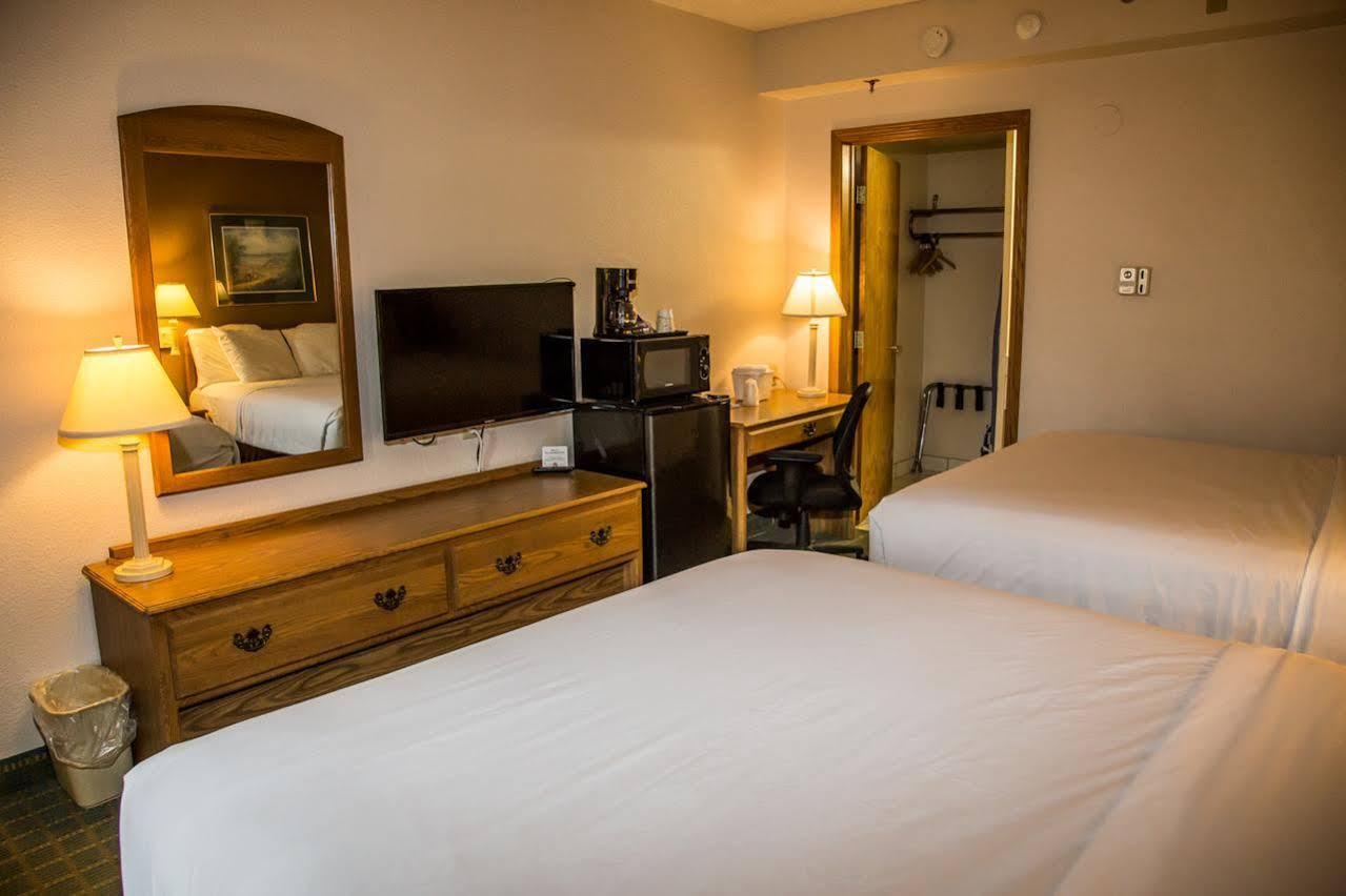 Baymont By Wyndham Fargo Hotel Екстериор снимка