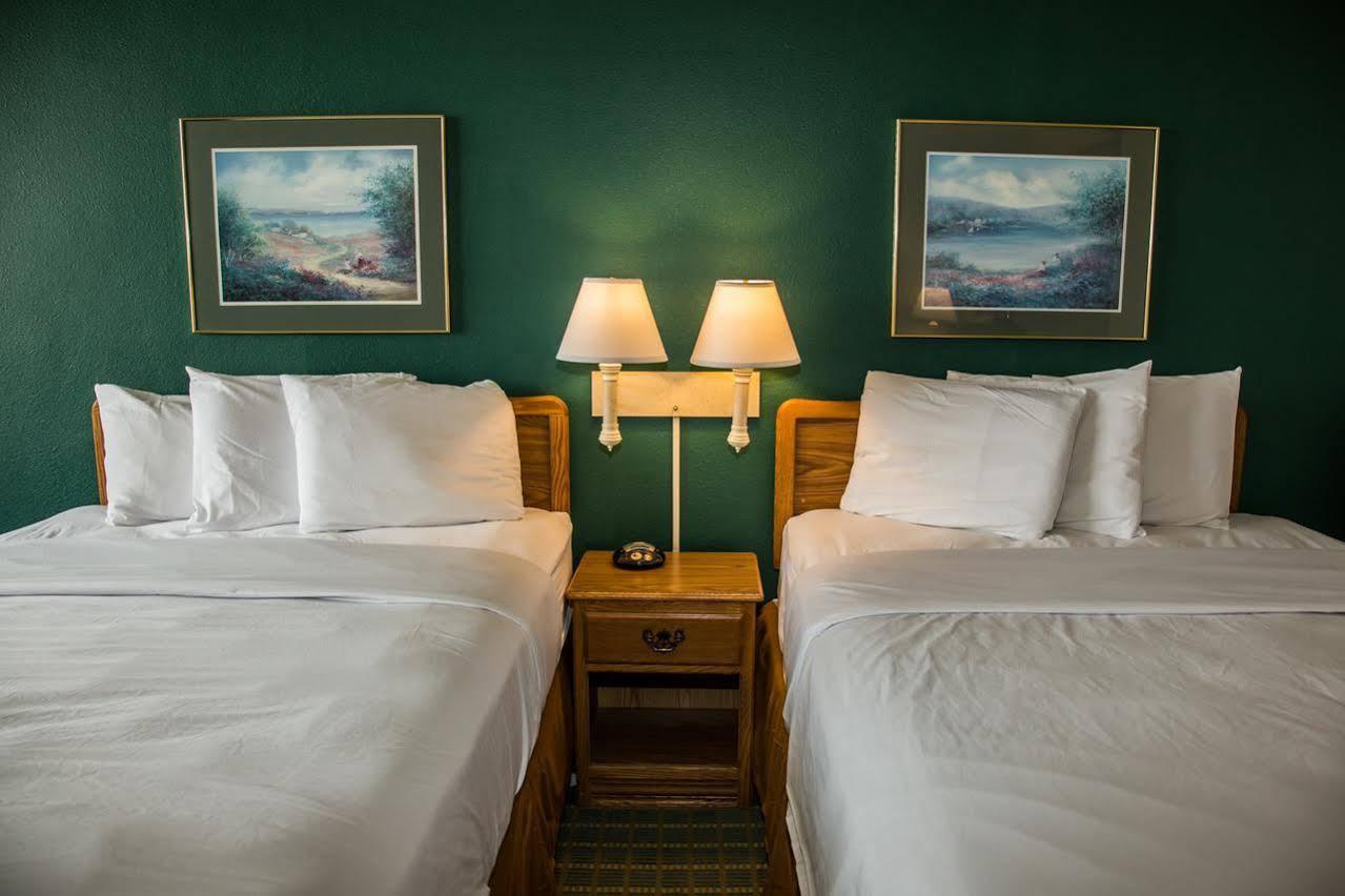 Baymont By Wyndham Fargo Hotel Екстериор снимка